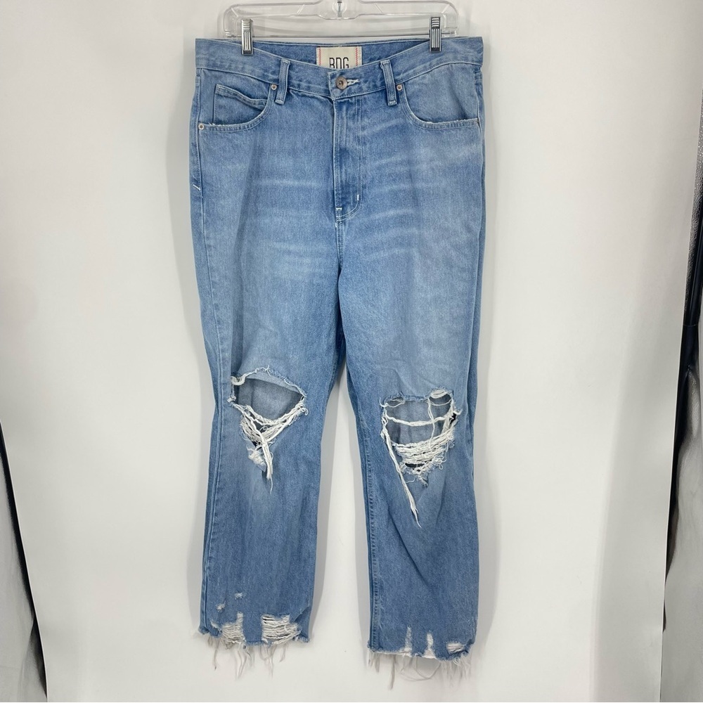 BDG • Baggy Fit Jeans in Distressed‎ Light medium Wash Sz 32 28” inseam